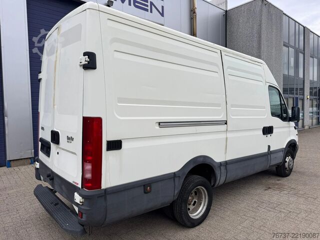 รถตู้ตู้ทึบ Iveco Daily **35C12-2300CC**