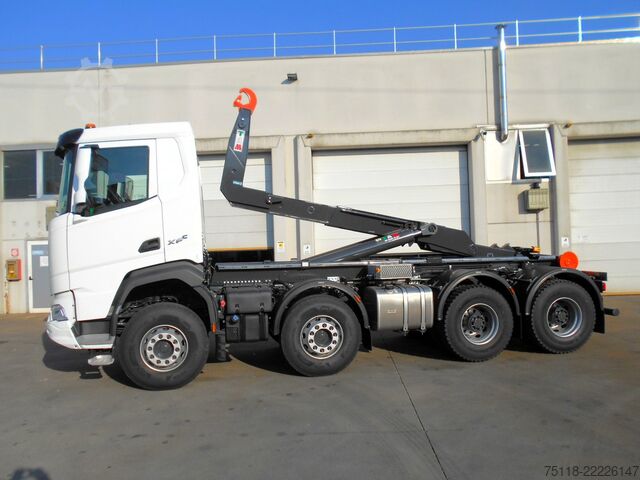 Tovornjak s kavljem za kontejnerje DAF XF 530 8x4 - SCARRABILE TAM T40