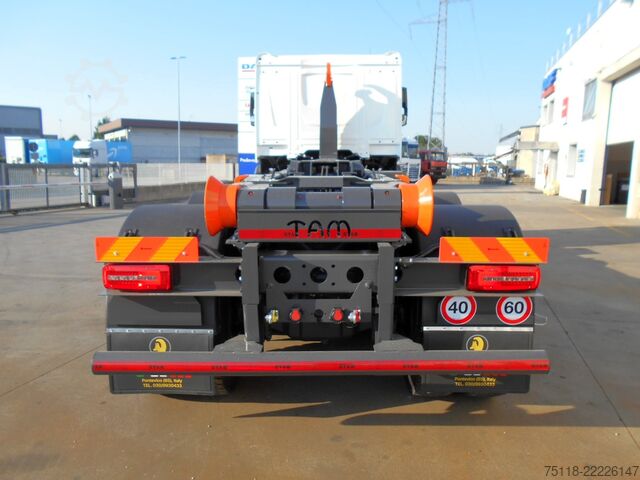 Tovornjak s kavljem za kontejnerje DAF XF 530 8x4 - SCARRABILE TAM T40