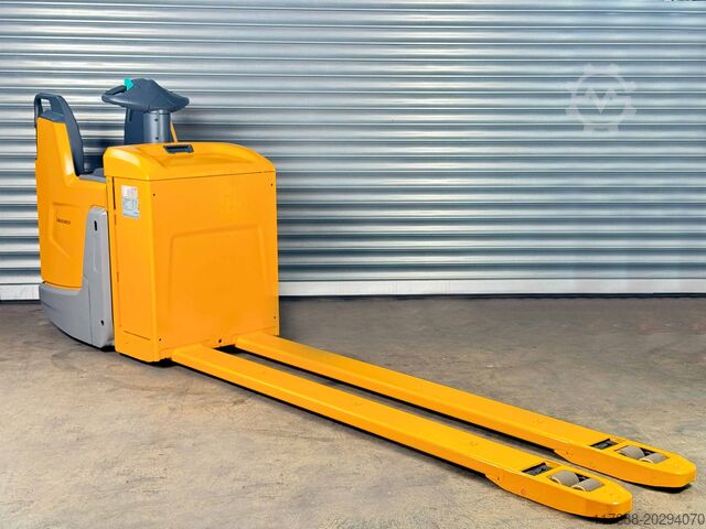 প্যালেট ট্রাক আরোহী Jungheinrich ERE 225 - 2.400mm Gabeln- Service Neu-Batterie 80%
