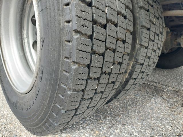 Kamion sa ravnom platformom i ceradom DAF FA LF 45.220 G12 4x2