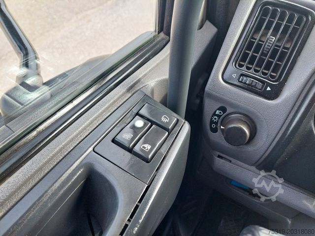 Kamion sa ravnom platformom i ceradom DAF FA LF 45.220 G12 4x2