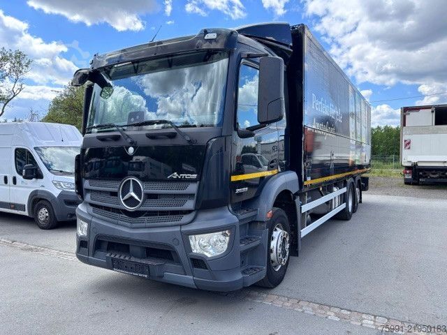 LKW mit Getränkeaufbau MERCEDES-BENZ Antos 3-Achser MB 2533 mit Geränkekoffer und LBW