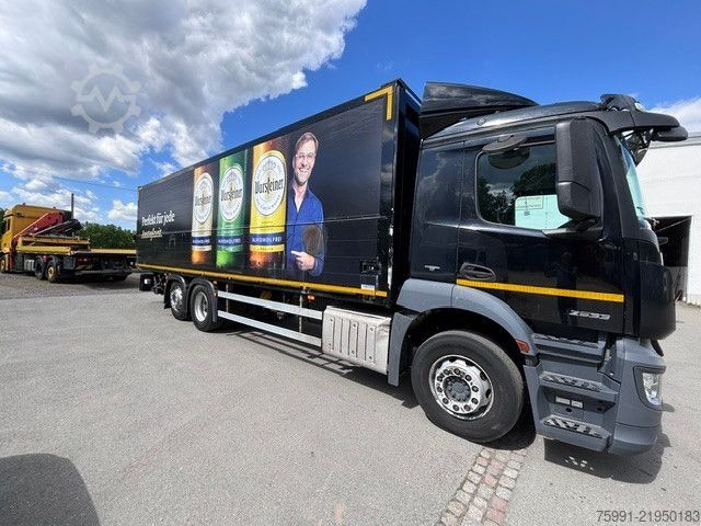 LKW mit Getränkeaufbau MERCEDES-BENZ Antos 3-Achser MB 2533 mit Geränkekoffer und LBW