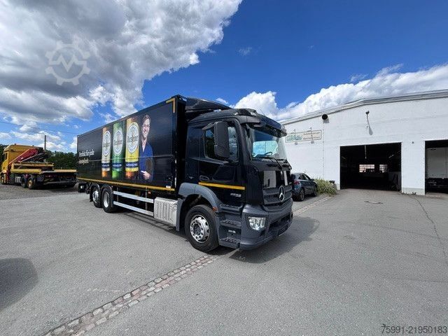 LKW mit Getränkeaufbau MERCEDES-BENZ Antos 3-Achser MB 2533 mit Geränkekoffer und LBW