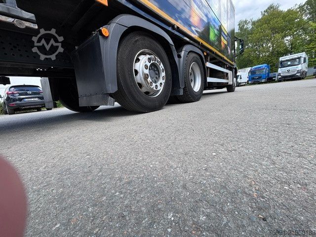LKW mit Getränkeaufbau MERCEDES-BENZ Antos 3-Achser MB 2533 mit Geränkekoffer und LBW
