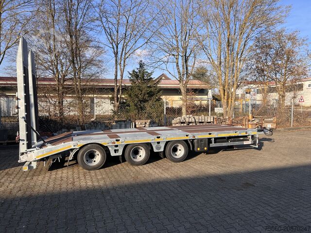 Low loader trailer Möslein TT 34 Zugrohr Gerade 34 t GG Tridem- Tieflader 3 Achs, gelenktNeufahrzeug