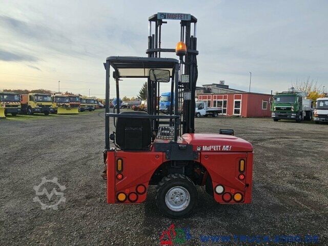 Carretilla elevadora Moffett Mitnahmestapler 4 Wege Allrad NX Typ M 4 20.3