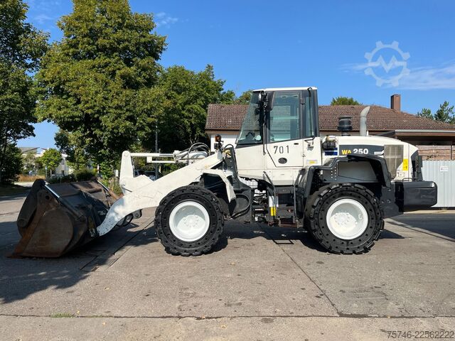 навантажувач Komatsu WA250 WA250-6 Radlader*Klima*Hochschaufel*Recyc...