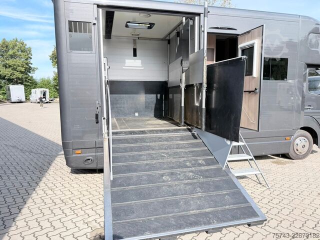 Sığır taşıma kamyonu MERCEDES-BENZ ATEGO 1021  Roelofsen 3  Pferde  Wohnung Dusche