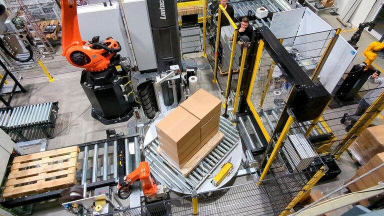Linha de embalagem em cartão e paletizador KUKA Lantech Bila Kartonverpackungslinie und Palettierer