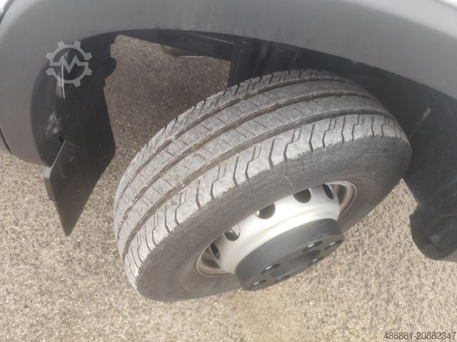 شاحنة صندوقية IVECO Daily 70C18