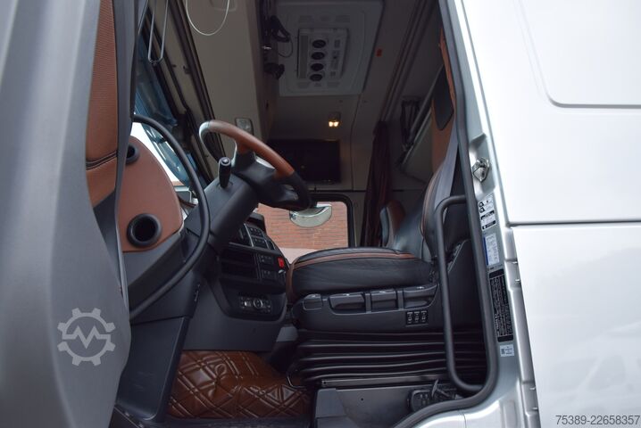 Đầu kéo tiêu chuẩn Daf XF 530 Flachdach Retarder Leder ACC TV Navi