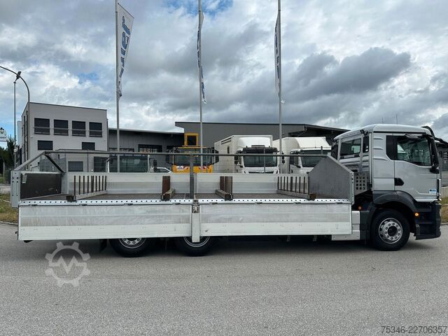 Tovornjak s ploščadjo MAN TGS 26.360 LL/Pritsche 7,10 m/Lenkachse/ 108 tkm