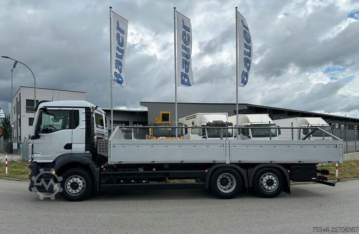 Tovornjak s ploščadjo MAN TGS 26.360 LL/Pritsche 7,10 m/Lenkachse/ 108 tkm