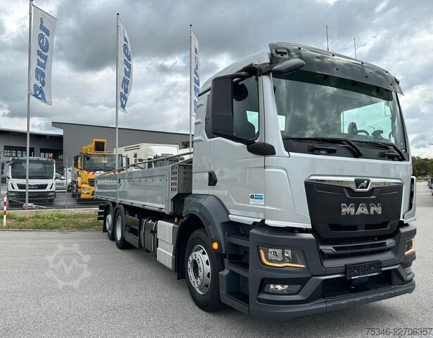 Tovornjak s ploščadjo MAN TGS 26.360 LL/Pritsche 7,10 m/Lenkachse/ 108 tkm