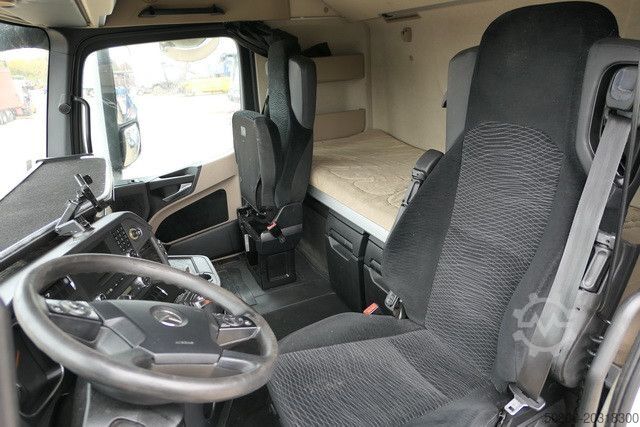 Veszélyes anyagokat szállító teherautó MERCEDES-BENZ 1843 Actros 4x2, Retarder, AC,2x Tank, Lowliner