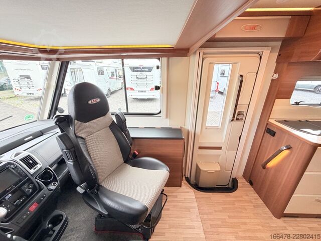 Integrisani kamper LMC Explorer Comfort I 655 G Rundsitzgruppe