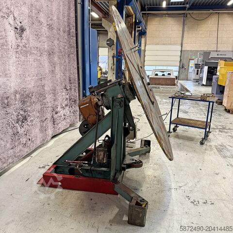 Zmotoryzowany pionowy obrotowy stół spawalniczy.