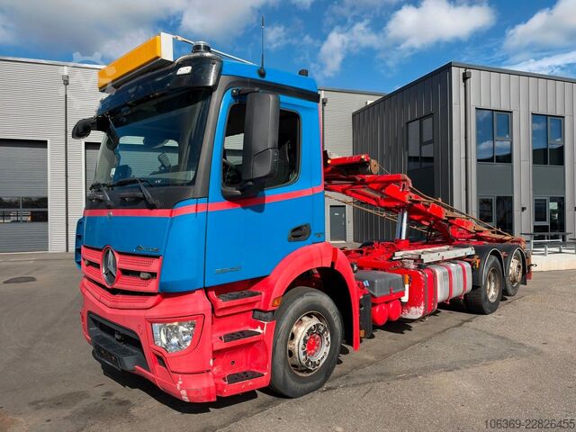 รถบรรทุกขนถ่ายตู้คอนเทนเนอร์แบบตะขอ (roll-off) MERCEDES-BENZ Actros 2543 6x2*4 Multilift
