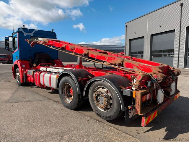 รถบรรทุกขนถ่ายตู้คอนเทนเนอร์แบบตะขอ (roll-off) MERCEDES-BENZ Actros 2543 6x2*4 Multilift