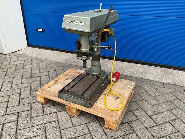 Pelarborrmaskin CINCINNATI Milacron MT Bench