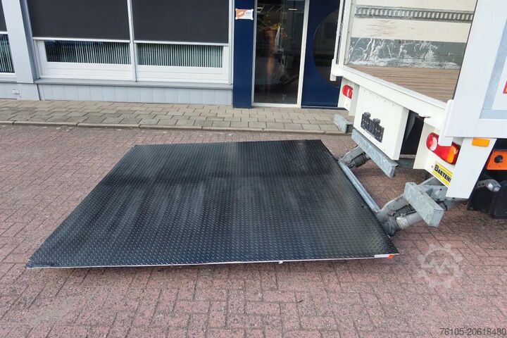 Kofer DAF CF 290 FA Bak + klep Dhollandia 2000 KG