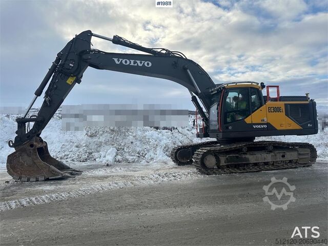 Jengkaut crawler Volvo EC300EL crawler excavator w/ rototilt, cleaning an