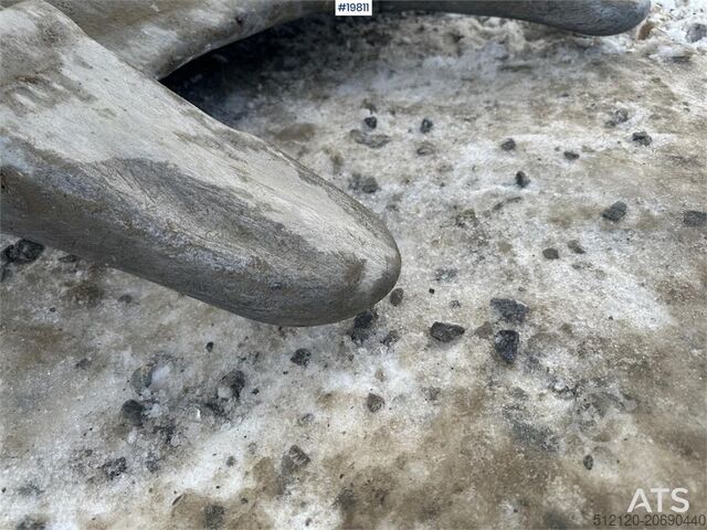 Jengkaut crawler Volvo EC300EL crawler excavator w/ rototilt, cleaning an