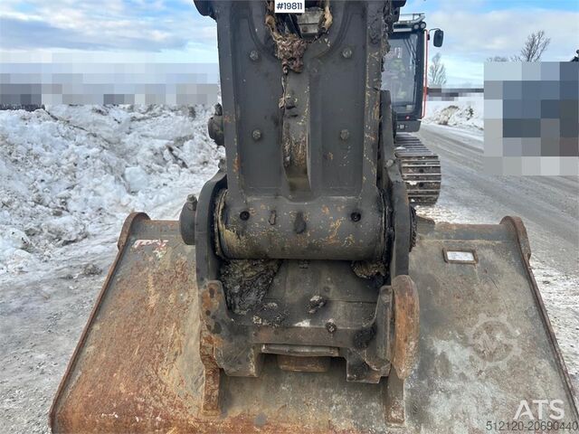 Jengkaut crawler Volvo EC300EL crawler excavator w/ rototilt, cleaning an