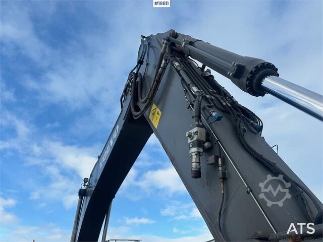 Jengkaut crawler Volvo EC300EL crawler excavator w/ rototilt, cleaning an