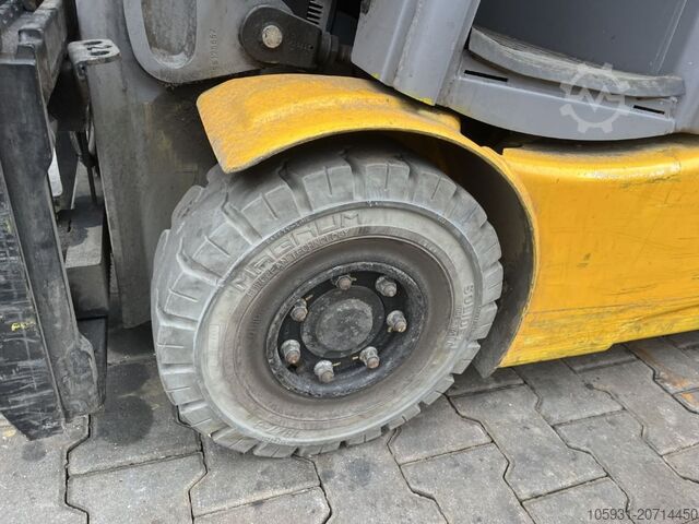 Električni viljuškar na 3 kotača Jungheinrich EFG215