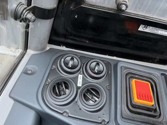 Električni viljuškar na 4 kotača Jungheinrich EFG425k