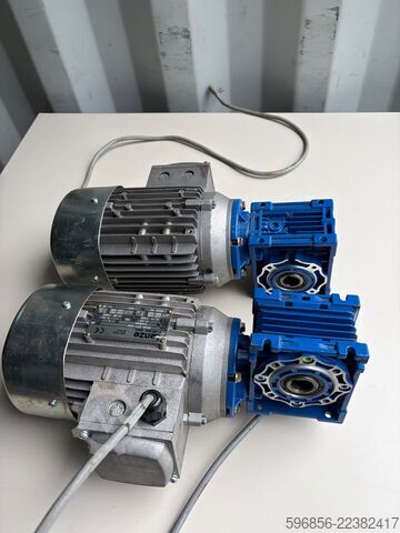  Lenze GSN04-1NHAR DERA071-22E 0,37 kW 140 obr./min i=10 22 Nm 230/400 V Lenze GSN04-1NHAR DERA071-22E 0,37 kW 140 obr./min i=10 22 Nm 230/400 V