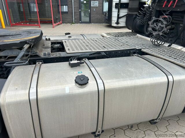标准牵引车头 IVECO S-WAY 490 NAVI 2 Tanks Sehr gepflegt