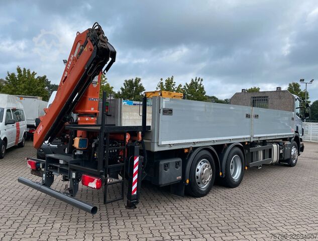 Lastbil med flak SCANIA P 320 BL 7.4m Pritsche/ Atlas 126.3+FB/ 10m=1.4t