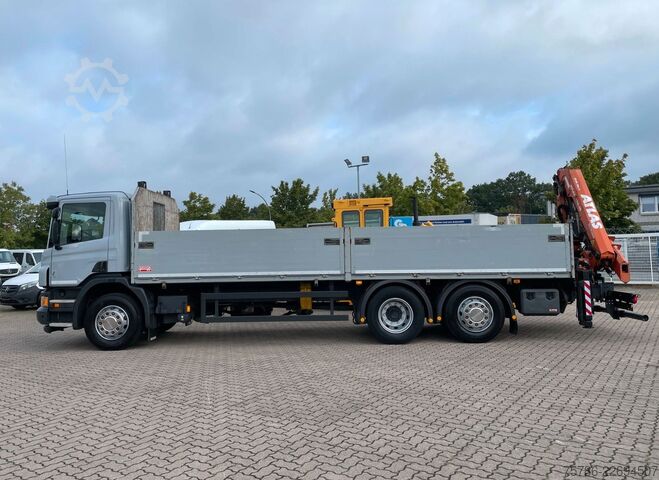 Lastbil med flak SCANIA P 320 BL 7.4m Pritsche/ Atlas 126.3+FB/ 10m=1.4t