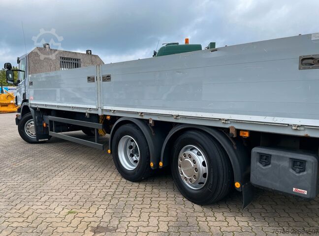 Lastbil med flak SCANIA P 320 BL 7.4m Pritsche/ Atlas 126.3+FB/ 10m=1.4t