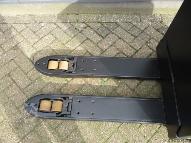 Pallet truck TOYOTA LWE180