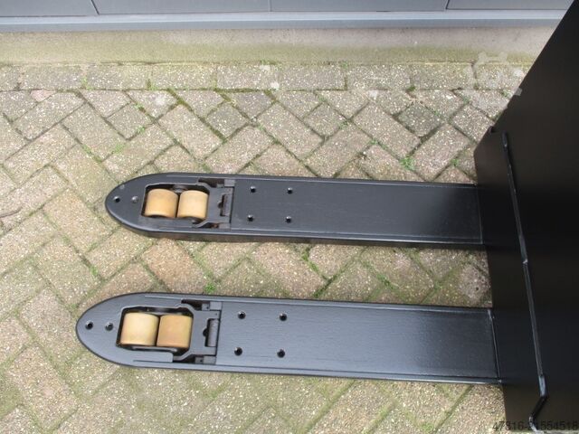 Pallet truck TOYOTA LWE180