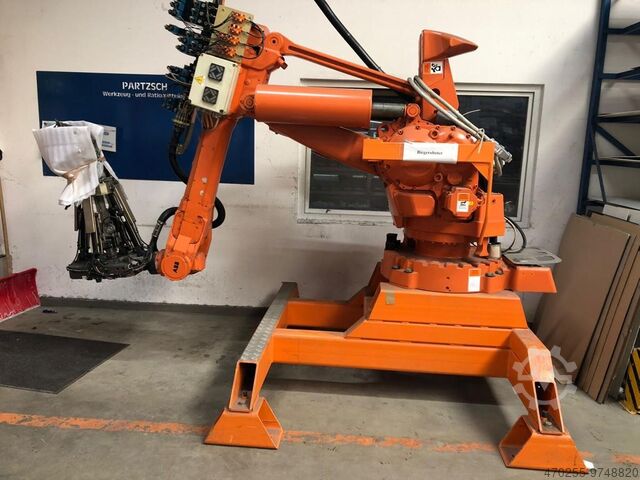 Manufacturing robot, bending machine 