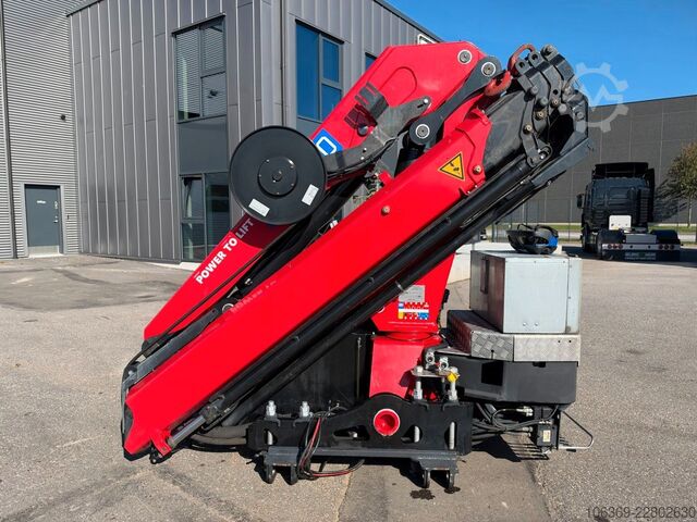 Crane yang terpasang pada truk  HMF 1920 K4 Radio Control / Kran / Crane