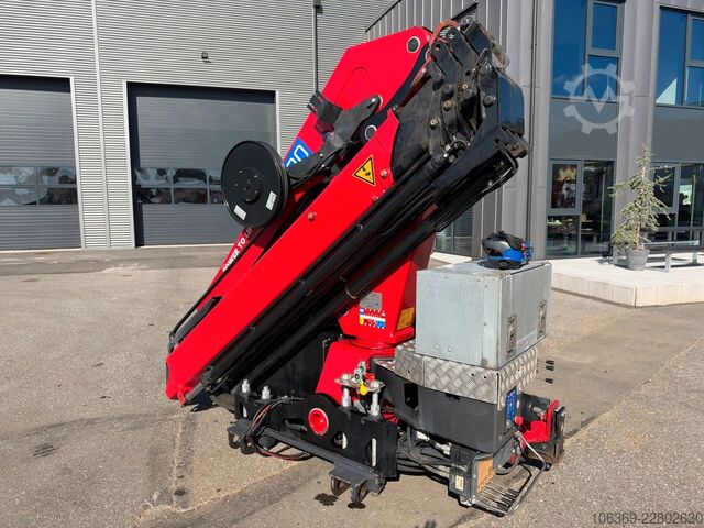 Crane yang terpasang pada truk  HMF 1920 K4 Radio Control / Kran / Crane