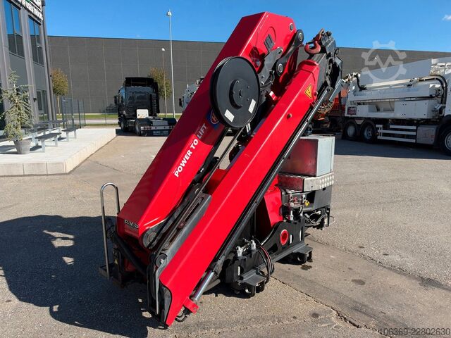 Crane yang terpasang pada truk  HMF 1920 K4 Radio Control / Kran / Crane