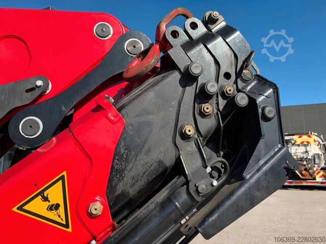 Crane yang terpasang pada truk  HMF 1920 K4 Radio Control / Kran / Crane