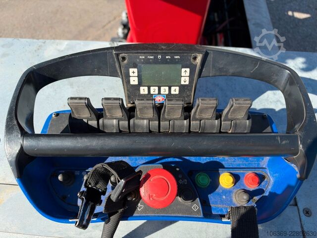 Crane yang terpasang pada truk  HMF 1920 K4 Radio Control / Kran / Crane