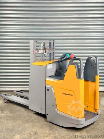 Conductor de carretilla elevadora Jungheinrich ERD 220 DrivePlus - nur 2804 Std. - Batterie 84%