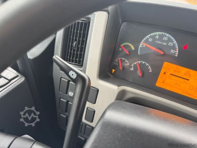 Koffert Volvo FL 240 / 6 Cylinder / 18 Tons / Manual / Tail L...