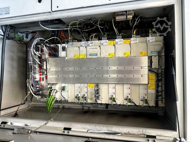 Vertikale Bearbeitungszentren + Roboter Mikron HSM 600 U + 400 U + Robot