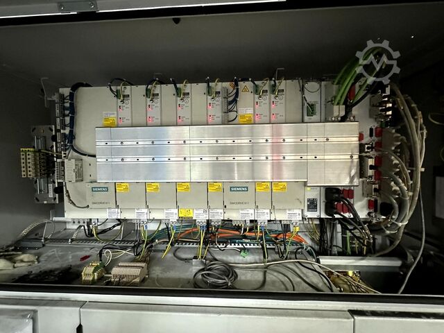 Vertikale Bearbeitungszentren + Roboter Mikron HSM 600 U + 400 U + Robot